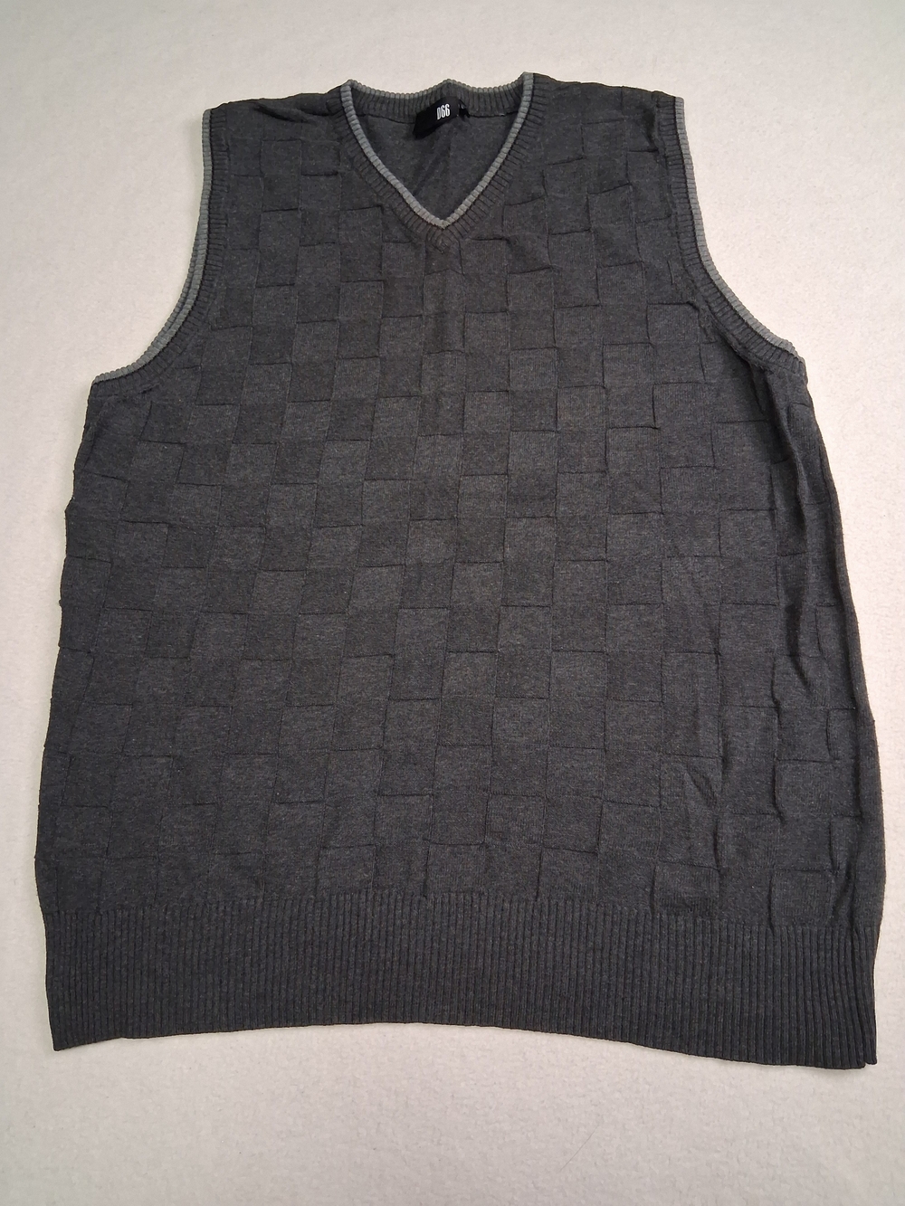 4/20$ D66 Men's Dark Gray V-Neck Sweater Vest